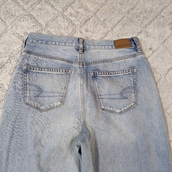 American Eagle Jeans Women's 4 Blue Light Wash Relaxed Mom Distressed Cotton - Picture 3 of 11